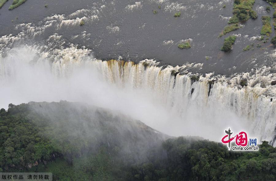 Величественный водопад Виктория в Зимбабве