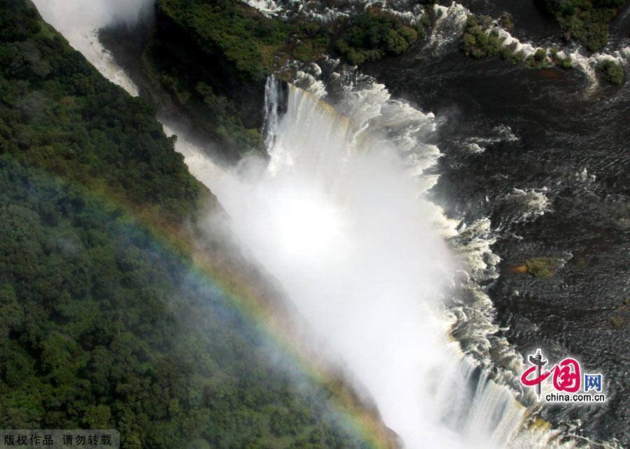 Величественный водопад Виктория в Зимбабве