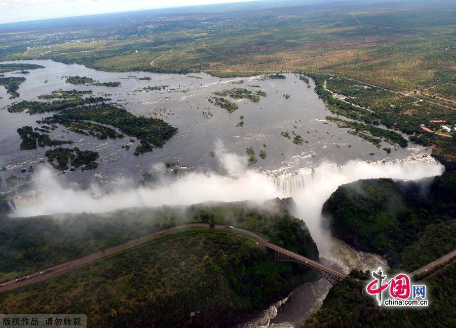 Величественный водопад Виктория в Зимбабве