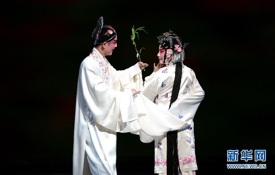 Юбилейное выступление оперы Куньцюй ?Пионовая беседка? в Пекине