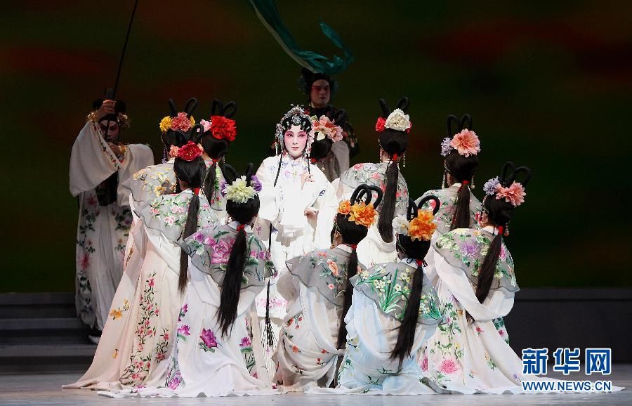 Юбилейное выступление оперы Куньцюй «Пионовая беседка» в Пекине