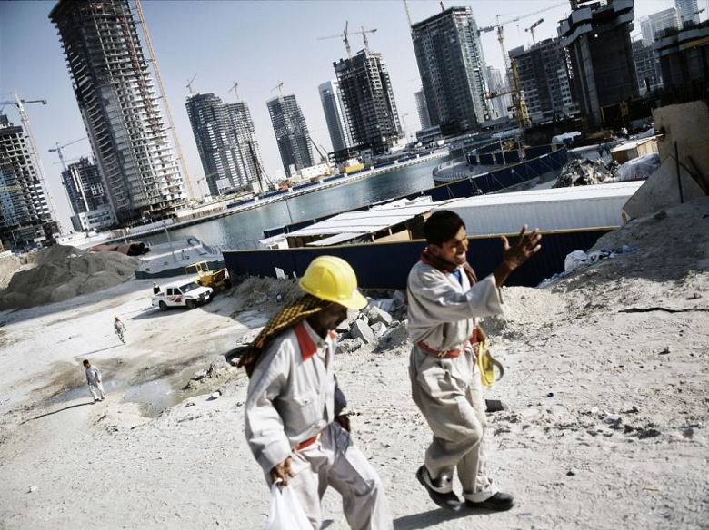 Иностранные рабочие в роскошном Дубае