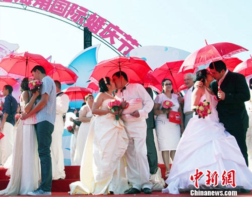 54 пары молодоженов и супружеских пар (для памяти) из Китая, России, Казахстана и других стран провели романтическую «свадьбу».