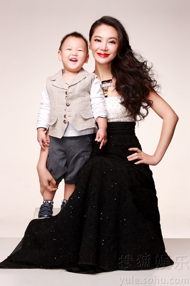 Новые снимки звезды Кун Вэй со своим сыном