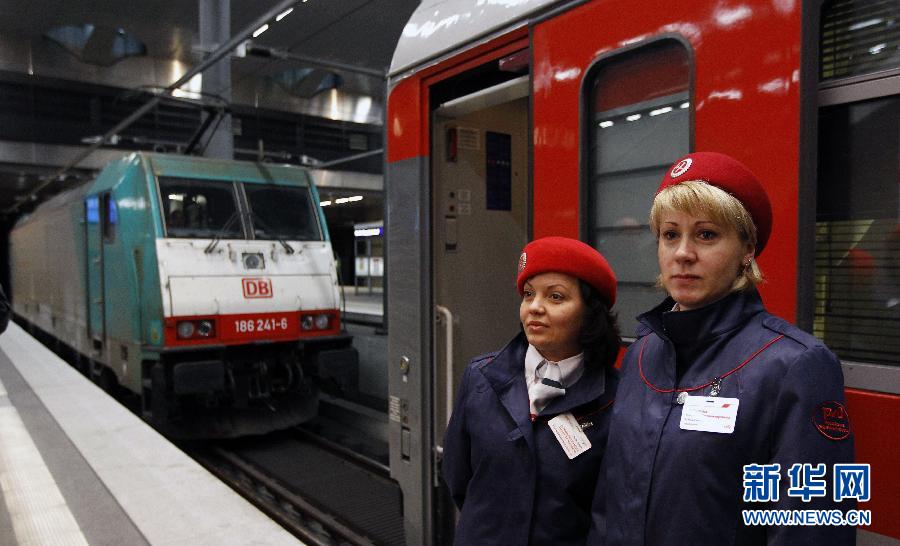 12 декабря российский поезд по маршруту Москва - Берлин - Париж отправился в первый рейс.Москва — Берлин — Париж является вторым ( после Москва — Ницца ) по протяженности трансъевропейским маршрутом, его длина 3177 километров.