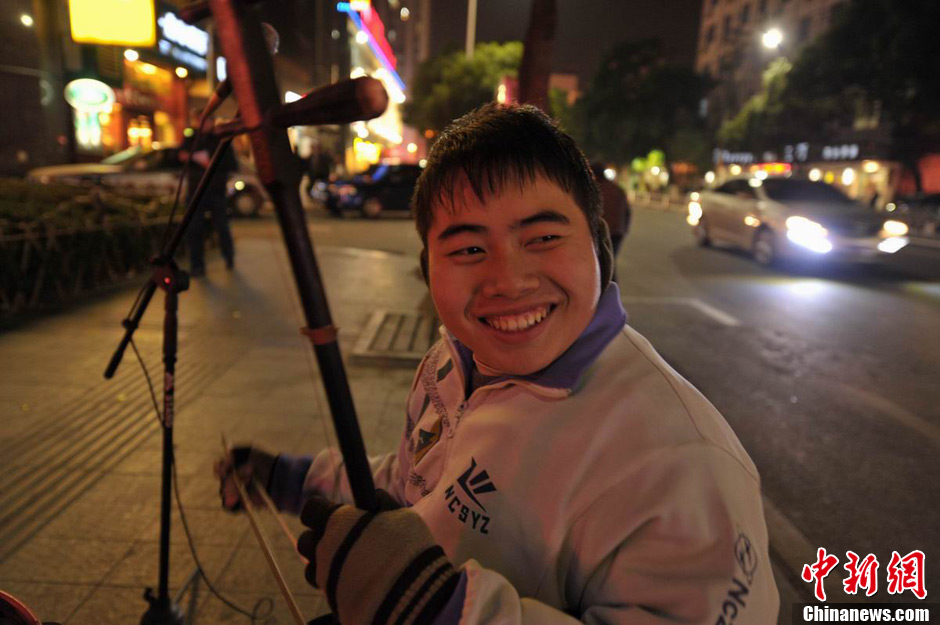 Вэй Цзюнь родом из города Наньчан провинции Цзянси. Он страдает от болезни аутизма, но обладает замечательной памятью и музыкальным талантом. 