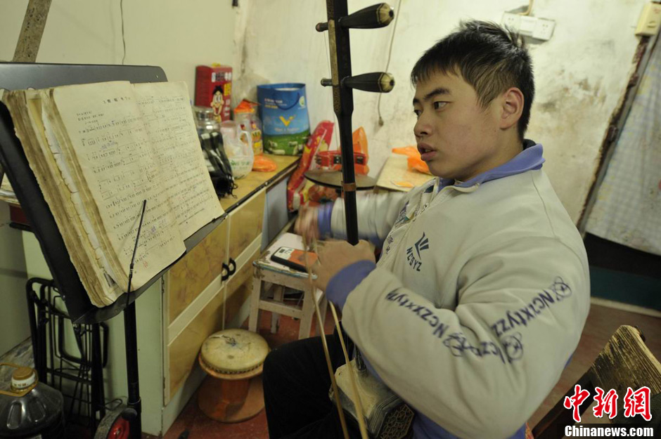 Всего год спустя, Вэй Цзюнь уже смог свободно играть на «эрху» многие песни. Дома он часто сидел и тоже играл.