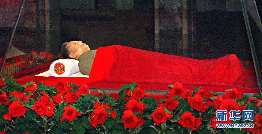 Национальное телевидение КНДР транслировало кадры с церемонии похорон, на которых виден открытый гроб с телом скончавшегося 17 декабря Ким Чен Ира.