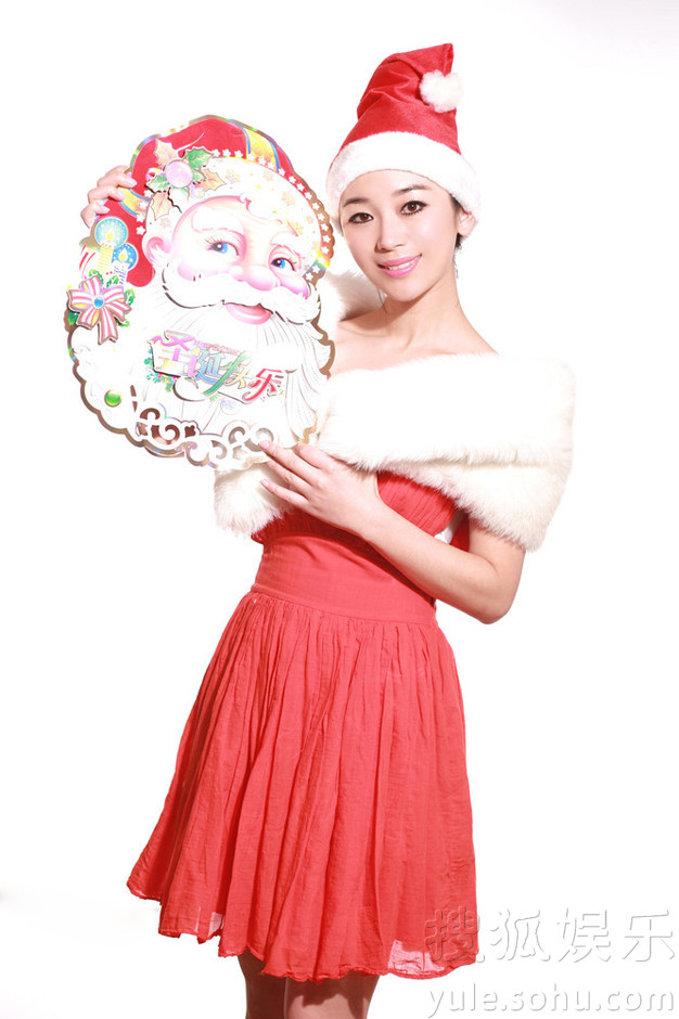 Милая красотка Чжан Вэньци в красном – к Рождеству 