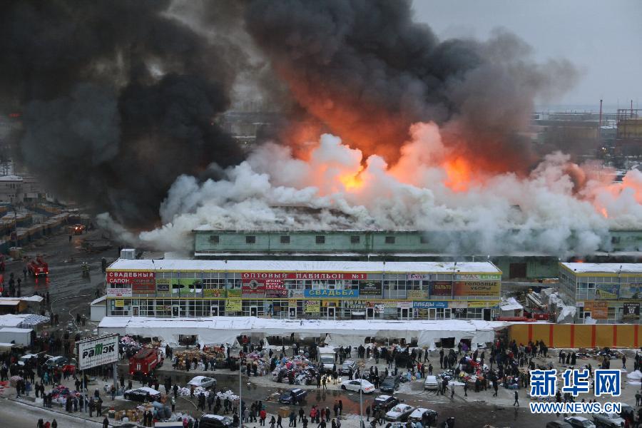 В российском городе Екатеринбург на крупном вещевом рынке 'Таганский ряд' произошел пожар -- горят склады с одеждой.
