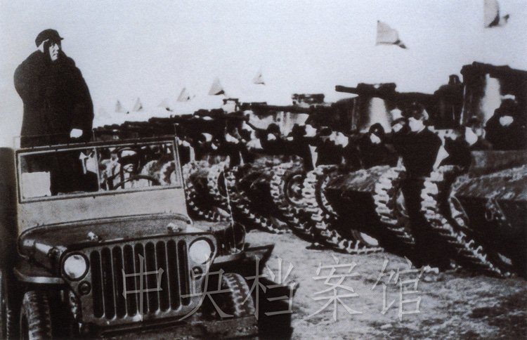 На фото: 25 марта 1949 года в аэропорту Сиюань Пекина Мао Цзэдун производил смотр танковых войск НОАК.