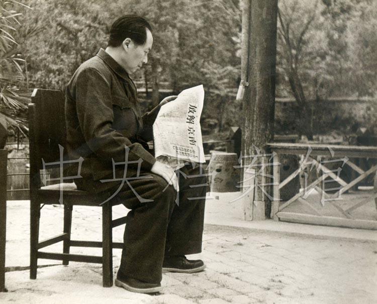 На фото: в 1949 году Мао Цзэдун читал газету про освобождение Нанкина.