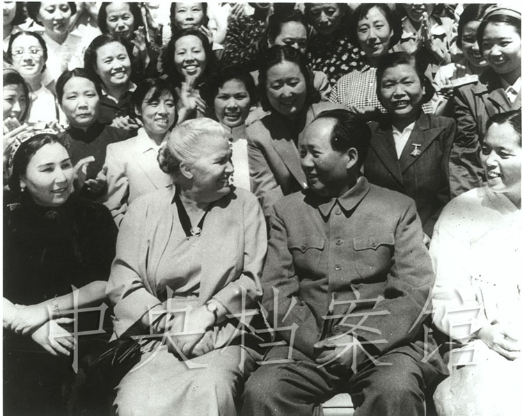 На фото: в 1949 году совместное фото Мао Цзэдуна и участвующих на совещании представителей женщин Азии.