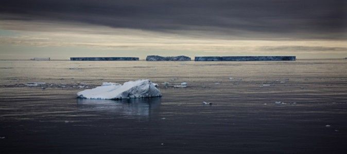 Исчезающие ледяные горы в объективе известного американца Камиля Симэна 