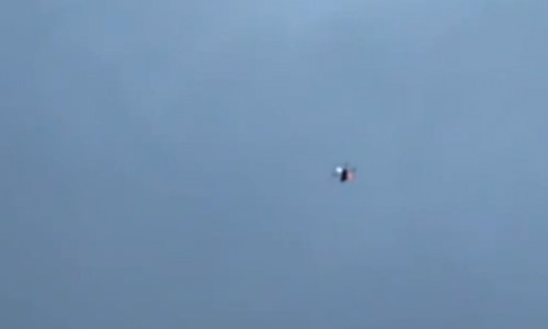 На фото: кадры из видео – над протестующими людьми появилось НЛО.