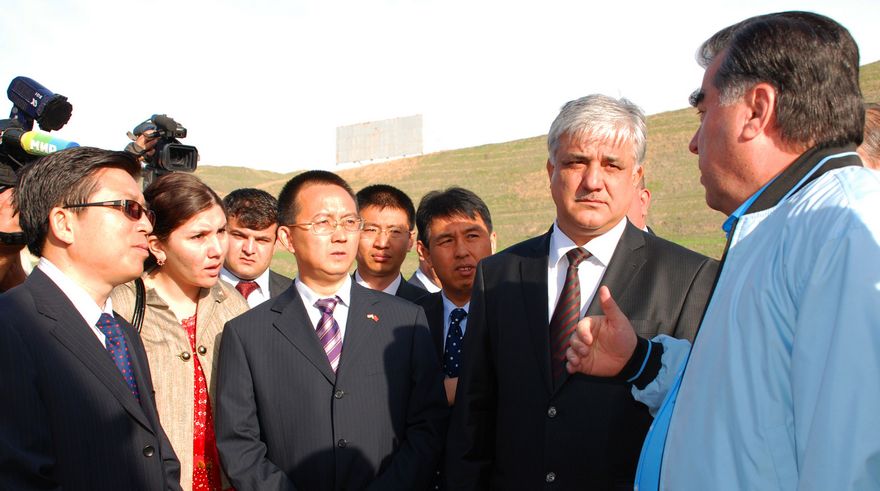 На фото: президент Таджикистана Эмомали Рахмон (первый справа) провел инспекцию на стройплощадке автодороги Китай-Таджикистан.