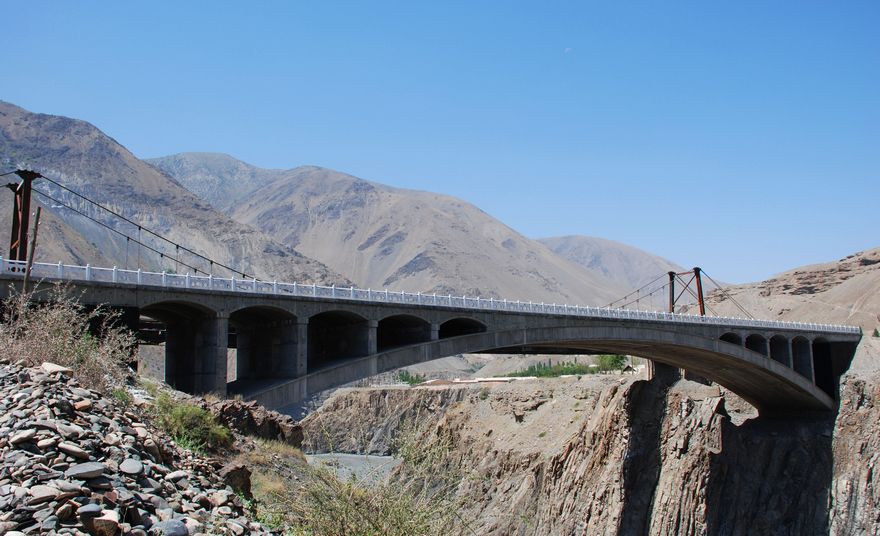 На фото: мост автодороги Таджикистана и Узбекистана.