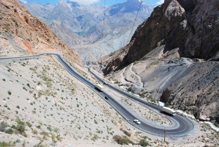 На фото: дорога вокруг горы автодорожного проекта Таджикистана и Узбекистана.