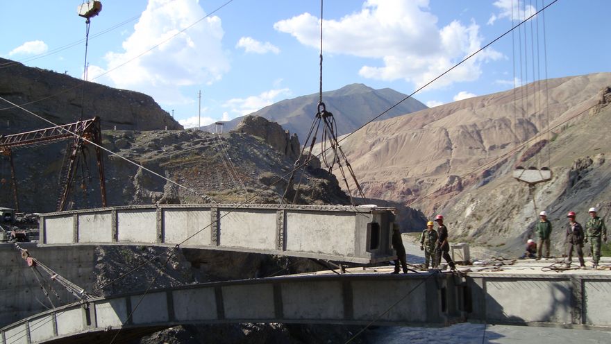 На фото: навесная сборка арочного моста автодороги Таджикистана и Узбекистана.