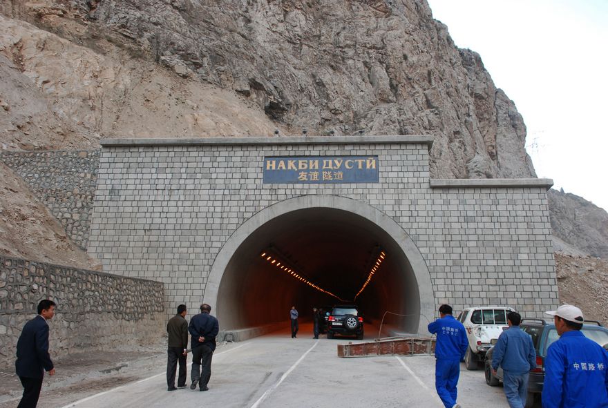 На фото: «туннель дружбы» Китая и Таджикистана на автодороге Таджикистана и Узбекистана.