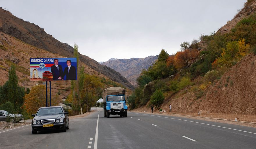 На фото: участок автодороги Таджикистана и Узбекистана.