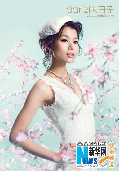 Сянганская телезвезда Ху Синэр в свадебных платьях