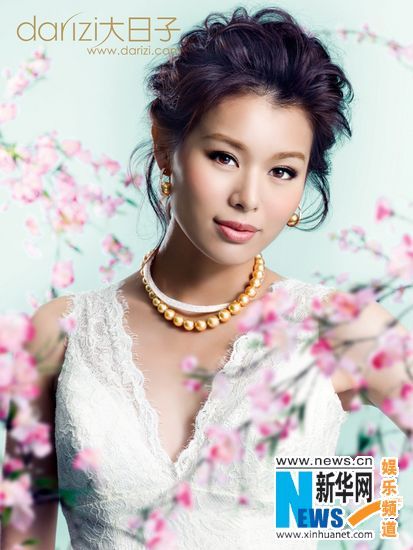 Сянганская телезвезда Ху Синэр в свадебных платьях