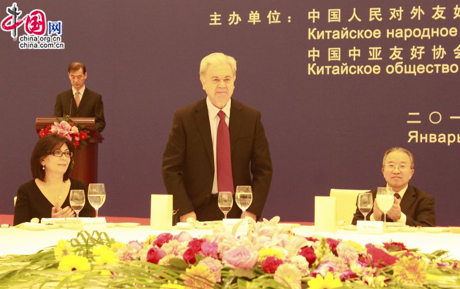 Член Госсовета КНР Дай Бинго, председатель Китайского народного общества дружбы Ли Сяолинь, а также дипломатические посланники пяти государств Центральной Азии выступили с торжественными речами.