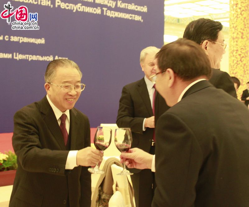 Член Госсовета КНР Дай Бинго, председатель Китайского народного общества дружбы Ли Сяолинь, а также дипломатические посланники пяти государств Центральной Азии выступили с торжественными речами.