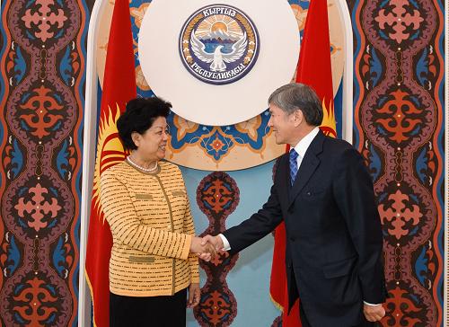 Спецпредставитель председателя КНР, заместитель председателя Постоянного комитета ВСНП Чэнь Чжили во вторник в Бишкеке встретилась с президентом Кыргызстана Алмазбеком Атамбаевым.