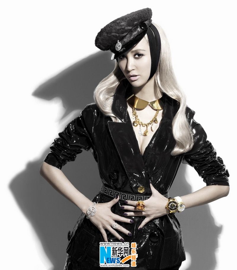 Актриса Чжан Синьи попала на обложку модного журнала