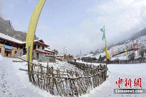 Очаровательная деревня тибетской национальности в снегу уезда Цзючжайгоу