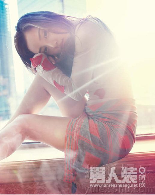 Кинозвезда Ли Сяолу попала на обложку «FHM»