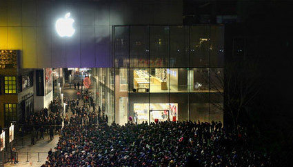 13 января американская компания Apple приняла решение временно приостановить продажи нового iPhone 4s в фирменных магазинах в Пекине и Шанхае.