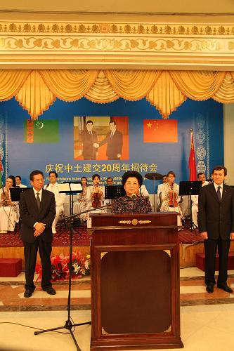 В пятницу вечером Чэнь Чжили и А. Нурбердыева совместно присутствовали на устроенном китайским посольством приеме по случаю 20-й годовщины установления дипотношений между КНР и Туркменистаном и выступили с речами.