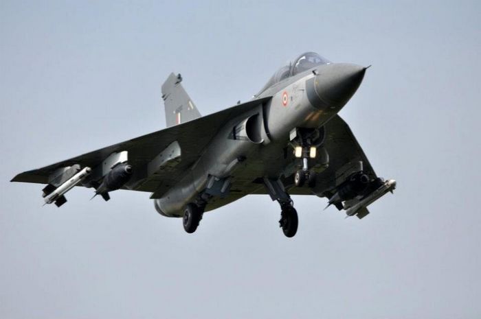 В последние дни были опубликованы официальные снимки многоцелевого истребителя «LCA», самостоятельно произведенного Индией. Как сообщается, уже успешно завершен его испытательный полет в Гоа.