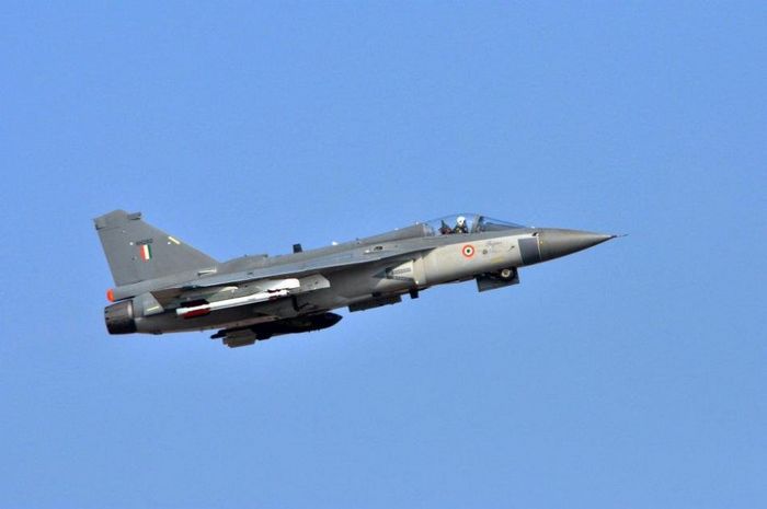 В последние дни были опубликованы официальные снимки многоцелевого истребителя «LCA», самостоятельно произведенного Индией. Как сообщается, уже успешно завершен его испытательный полет в Гоа.