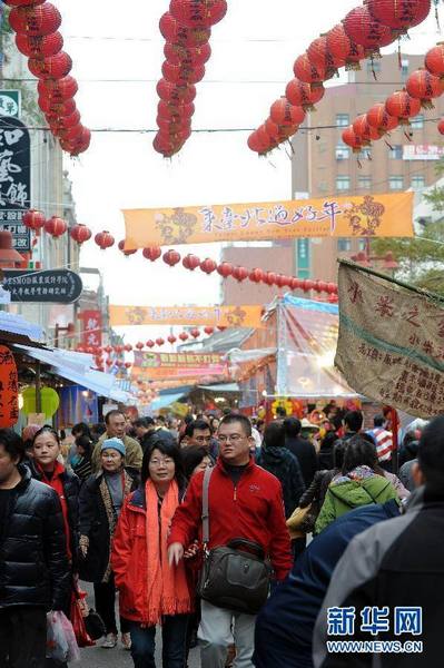В городе Тайбэй открылась традиционная улица, где продаются новогодние товары