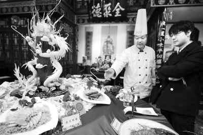 Впервые выдвинуты иностранные блюда в меню новогоднего семейного ужина ресторана старой марки «Цюаньцзюйдэ»