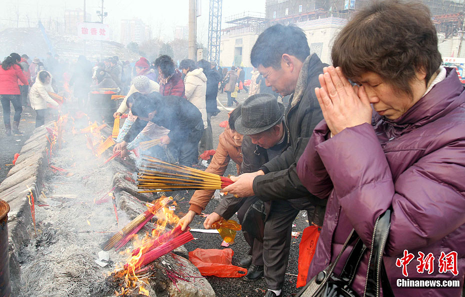 Люди встречают традиционный китайский Новый Год в монастырях