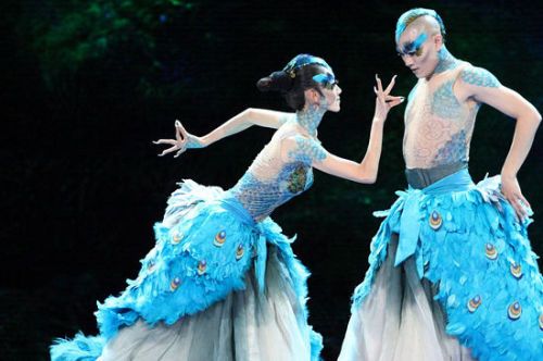 54-летняя танцовщица Ян Липин исполняет «Любовь двух павлинов» 