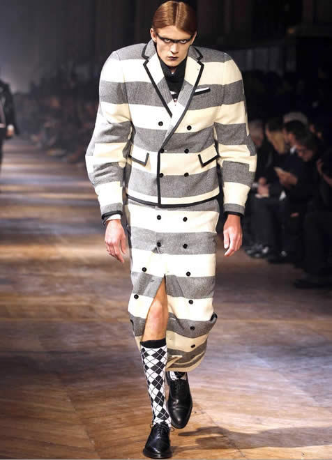 На днях в Париже открылась неделя мужской моды, на которой американсий дизайнер Том Браун (Thom Browne) и его бельгийский коллега Вальтер Ван Бейрендонк (Walter Van Beirendonck) показали поразительно красочную для мужской коллекции одежду.
