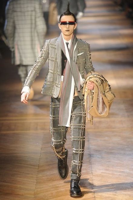 На днях в Париже открылась неделя мужской моды, на которой американсий дизайнер Том Браун (Thom Browne) и его бельгийский коллега Вальтер Ван Бейрендонк (Walter Van Beirendonck) показали поразительно красочную для мужской коллекции одежду.