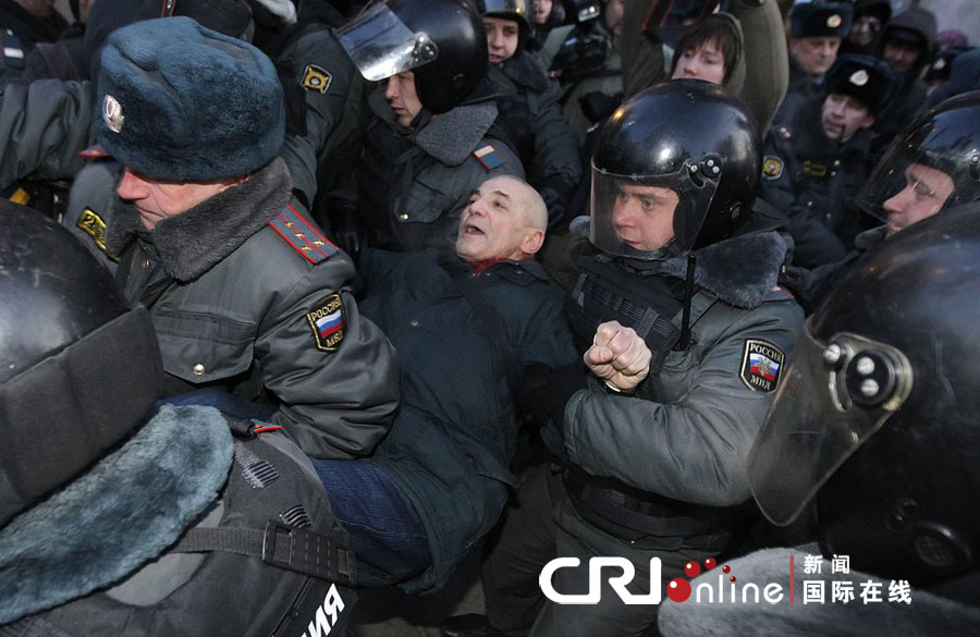 31 января 2012 года, в Санкт-Петербурге российские полицейские задерживали протестующих, которые участвовали в демонстрации.