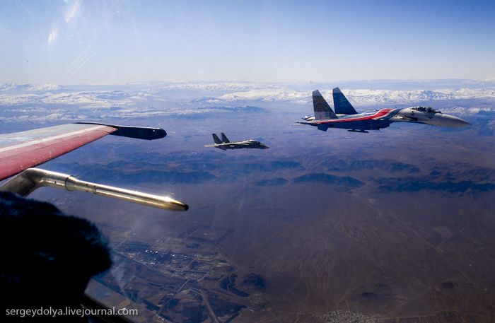 Редкие снимки группового полета истребителей «Су-27» России и «F-14/4 США