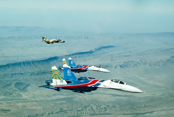 Редкие снимки группового полета истребителей «Су-27» России и «F-14/4 США