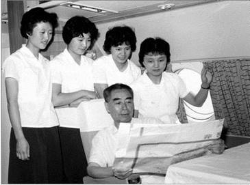 Совместные фотографии премьера КНР Чжоу Эньлая и первых стюардесс Китая
