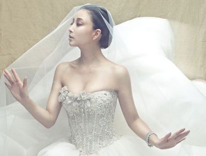 Телезвезда Инь Тао в свадебных платьях