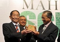 «Отец» китайского гибридного риса Юань Лунпин удостоен научной премии имени Махатхира 2011 года