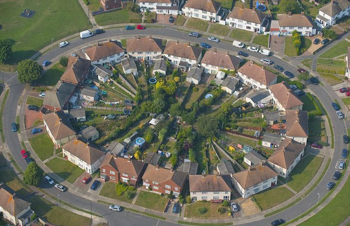 По сообщению британской газеты «Дэйли мэйл», за 12 лет британский фотограф Джейсон Хокс с вертолета снял большое количество аэрофотографий, демонстрирующих ряд жилых районов на четырех континентах.